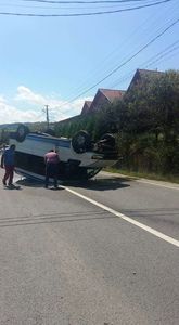 Sibiu: Trafic complet blocat pe DN 14, după ce un microbuz care s-a răsturnat a luat foc. Şoferul şi pasagerii au reuşit să iasă