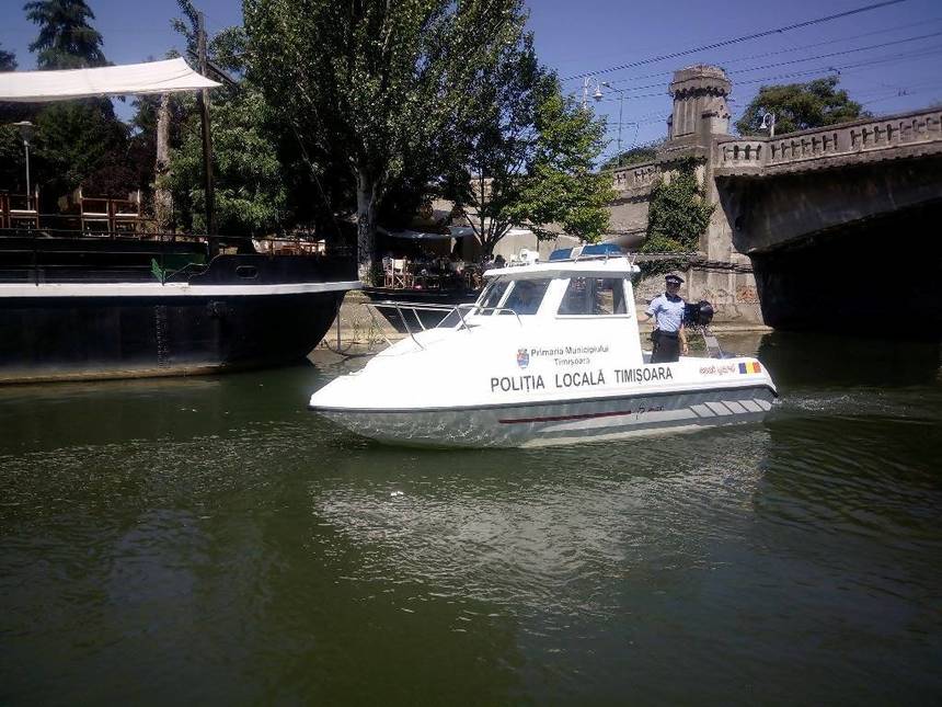 Poliţiştii locali care patrulează cu şalupa pe Canalul Bega au depistat un grup de cinci refugiaţi care s-au adăpostit sub un pod