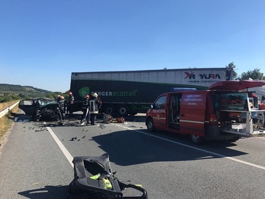 O femeie şi-a pierdut viaţa, iar un bărbat a fost rănit într-un accident rutier pe DN6, în judeţul Caraş-Severin - FOTO