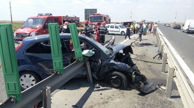 UPDATE - Accident pe Autostrada Soarelui, o persoană a rămas încarcerată după ce a intrat cu maşina în glisiera mediană de protecţie - FOTO