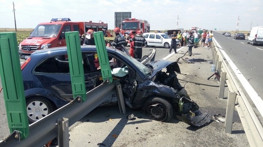 UPDATE - Accident pe Autostrada Soarelui, o persoană a rămas încarcerată după ce a intrat cu maşina în glisiera mediană de protecţie - FOTO