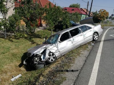 Şapte răniţi, între care cinci copii, după ce maşina în care se aflau s-a ciocnit cu un autocar - FOTO