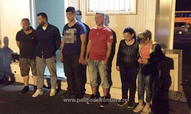 Arad: Şase migranţi din Siria şi Irak, găsiţi ascunşi în podeaua unui microbuz, la frontiera cu Ungaria - FOTO
