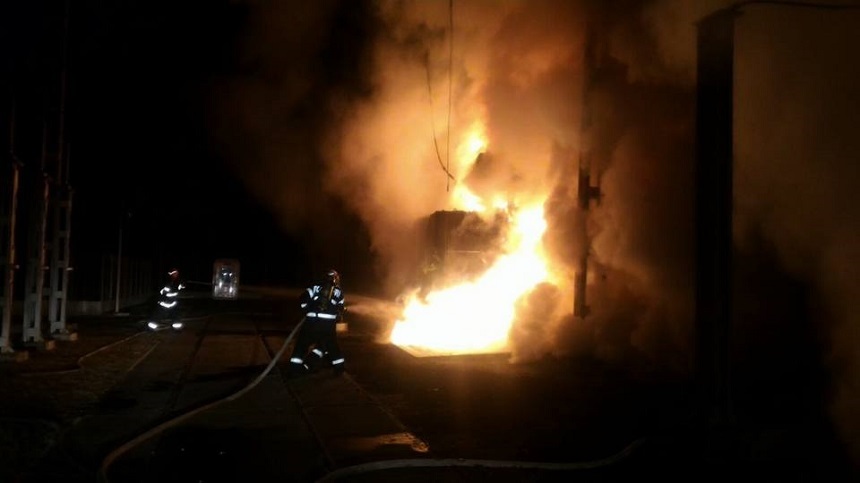 Incendiu puternic la un  transformator electric de la o staţie din apropierea unui centru comercial din Timişoara. Focul, stins după trei ore şi jumătate - FOTO