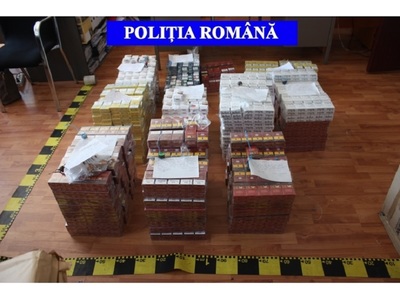 Peste 150.000 de ţigarete de contrabandă şi aproape 20 de kilograme de tutun, ridicate de poliţişti în urma unor percheziţii în trei judeţe - FOTO