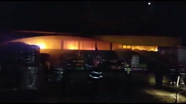 Olt: Un scurtcircuit a provocat incendiul de la depozitul de băuturi alcoolice din Slatina, stins după trei ore de intervenţie