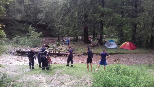 Sibiu: 12 persoane, între care opt adulţi şi patru copii, salvate de către pompieri după ce au rămas izolate pe o insuliţă din cauza unei viituri - FOTO