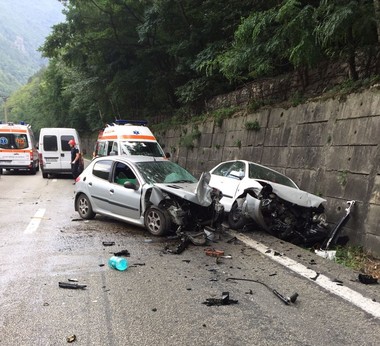 Trei răniţi în accidentul produs duminică pe Valea Oltului. Circulaţia pe DN 7 se desfăşoară normal
