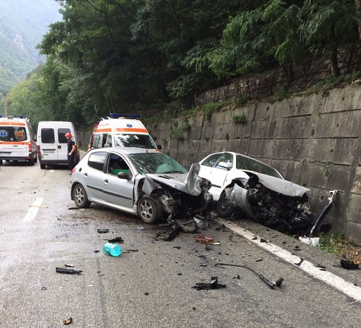 Trei răniţi în accidentul produs duminică pe Valea Oltului. Circulaţia pe DN 7 se desfăşoară normal
