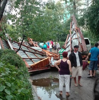 Mai multe autoturisme au fost avariate, iar bucăţi de acoperiş au fost smulse de vânt, în timpul unei furtuni puternice la Iaşi - FOTO