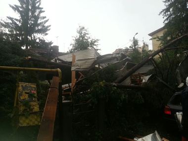 Pompierii au intervenit în 11 judeţe afectate de ploile abundente şi vântul puternic; în Sibiu, 12 persoane, între care patru copii, au rămas blocate pe o insulă în mijlocul unui râu - FOTO/VIDEO