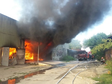Incendiul violent care a cuprins un depozit de hârtie şi mase plastice din Galaţi, nestins după mai bine de 15 ore. VIDEO
