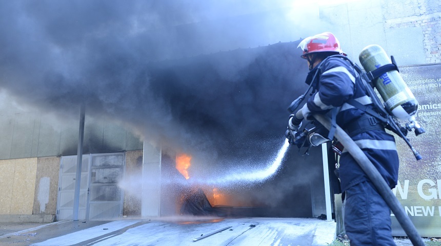 Galaţi: Pompierii intervin în continuare pentru lichidarea unor focare izolate la depozitul de hârtie şi mase plastice. Echipaje de pompieri vor supraveghea zona şi la noapte - FOTO