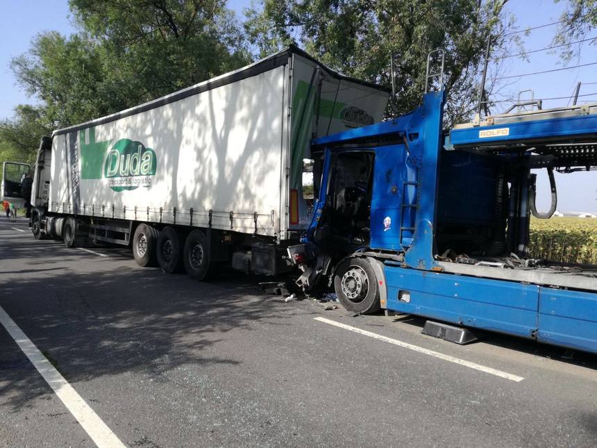 Coloane de maşini pe câţiva kilometri între Arad şi Oradea, după ce trei TIR-uri s-au ciocnit, un şofer fiind rănit - FOTO