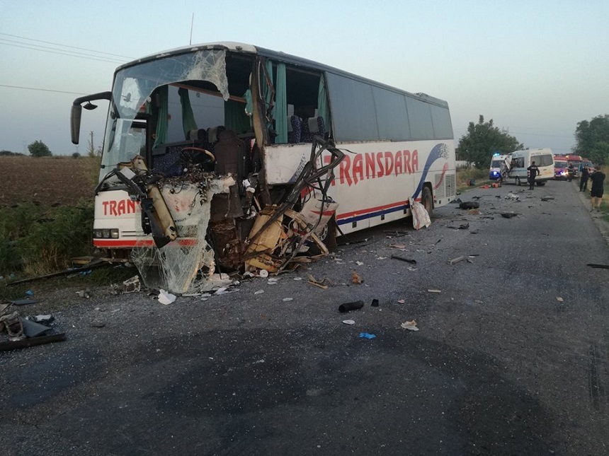 UPDATE - Arad: Doi morţi şi zece răniţi în urma unui accident în care au fost implicate un autocar şi un microbuz. Trei dintre răniţi sunt în stare critică. FOTO/ VIDEO