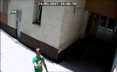 Poliţia Capitalei publică fotografia unui tânăr suspectat că a tâlhărit o femeie de 61 de ani, în Sectorul 1