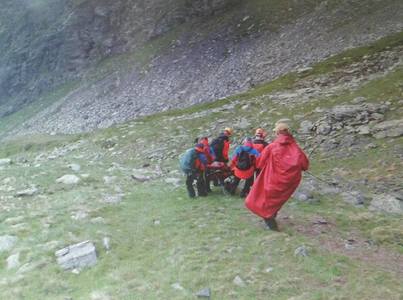 Acţiune a salvamontiştilor pentru salvarea unei turiste care a căzut pe un traseu din Munţii Făgăraş şi s-a lovit puternic la cap