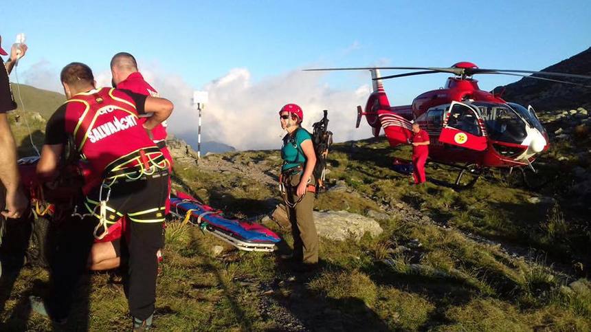 Turista căzută în Munţii Făgăraş, preluată de un elicopter
