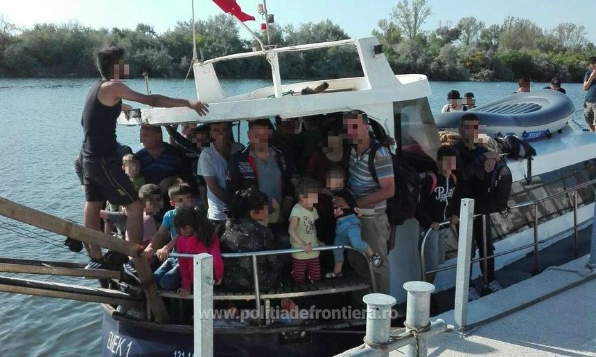 O ambarcaţiune cu 69 de migranţi din Irak, interceptată de poliţiştii de frontieră în apropiere de Mangalia