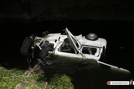 UPDATE - Trei morţi şi cinci răniţi în Bucureşti, după ce un microbuz s-a răsturnat în Dâmboviţa. FOTO