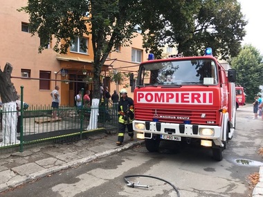 Incendiu puternic la parterul unui bloc din Câmpia Turzii