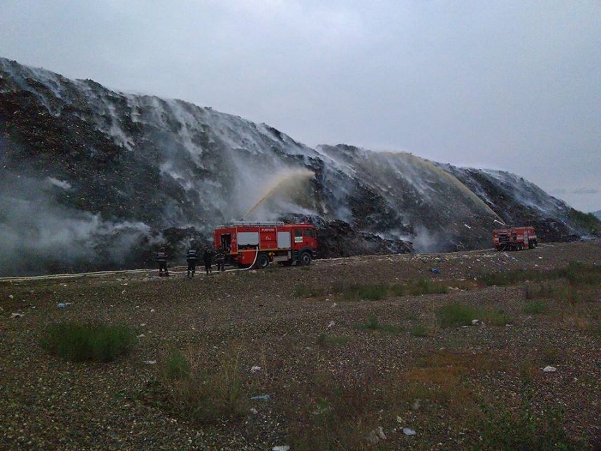 Incendiul de la groapa de gunoi a municipiului Bacău nu a fost stins. Pompierii intervin de două zile şi nu pot estima când va fi terminată misiunea - FOTO
