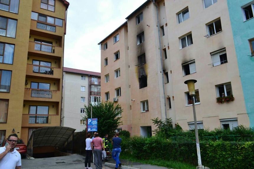 Aproximativ 30 de locatari ai unui bloc din Sibiu, evacuaţi în urma unui incendiu; mai mulţi oameni au făcut atacuri de panică