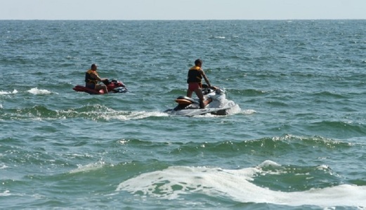 Cinci tineri aflaţi cu hidrobicicletele pe mare, la Costineşti, au fost salvaţi după ce nu au mai putut ajunge la mal din cauza vântului