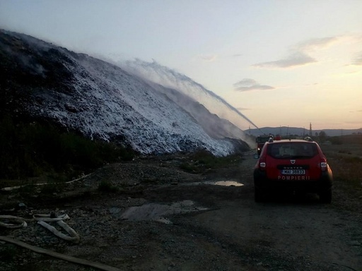 Incendiul de la groapa de gunoi a Bacăului nu a fost stins nici după patru zile. Pompierii au început să intervină şi cu spumogen - FOTO