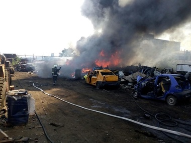 Incendiu puternic la un depozit de colectare a materialelor refolosibile din Bârlad. Pompierii intervin cu şase autospeciale - FOTO