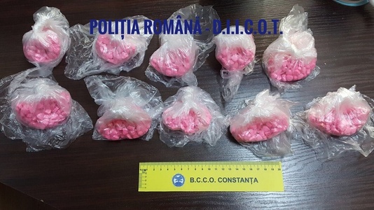 Trei persoane au fost prinse în timp ce vindeau droguri în Mamaia - FOTO