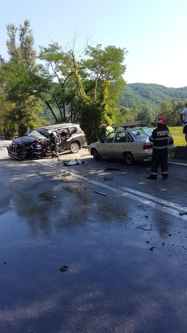 Vâlcea: Şase răniţi, în urma unui accident în care au fost implicate patru autoturisme şi un TIR care transporta butelii - FOTO