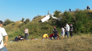 UPDATE - Un avion de mici dimensiuni s-a prăbuşit în judeţul Iaşi; pilotul a murit, copilotul a fost grav rănit. FOTO