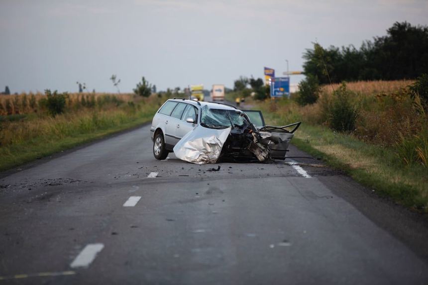 UPDATE - Buzău: Două persoane au murit, iar alte cinci au fost rănite într-un accident în care au fost implicate trei maşini