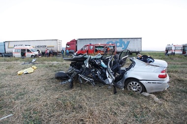 Răniţii în accidentul din localitatea buzoiană Merei au politraumatisme şi fracturi care necesită intervenţii chirugicale, dar sunt în afara pericolului - FOTO