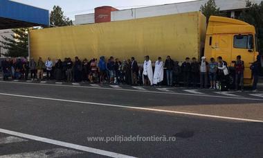 Arad: 42 de migranţi intenţionau să iasă ilegal din România ascunşi într-un TIR cu haine ce urma să ajungă în Germania FOTO/ VIDEO