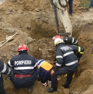 Tulcea: Un bărbat a murit, iar altul a fost salvat după ce un mal de pământ s-a prăbuşit peste ei în timp ce lucrau la reţeaua de canalizare - FOTO