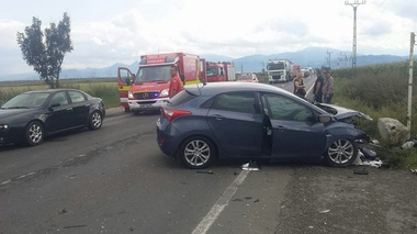 Traficul pe DN 13, în judeţul Braşov, blocat aproape o oră din cauza unui accident în care au fost implicate un TIR şi trei autoturisme