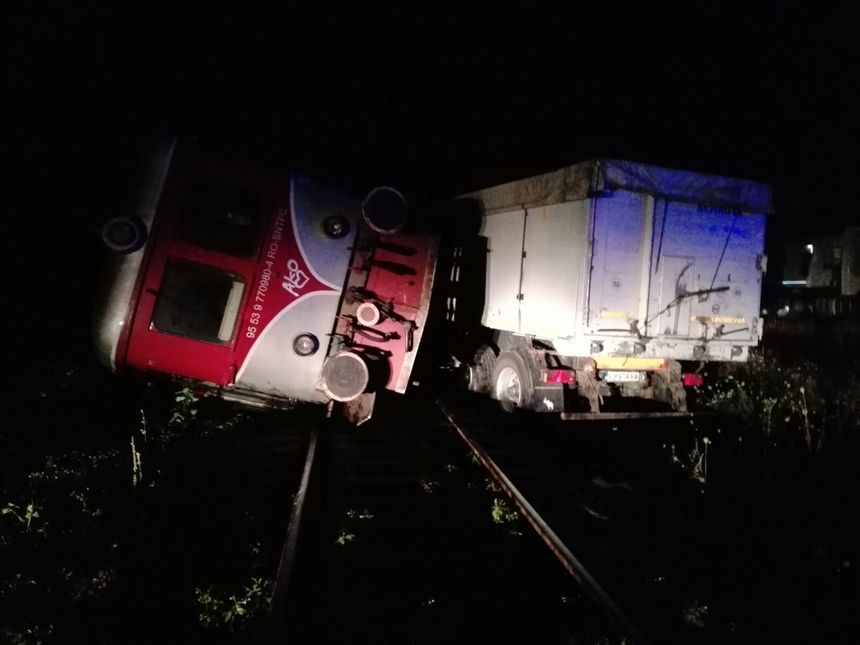 UPDATE - Trafic feroviar blocat în judeţul Vâlcea după ce şoferul unui tir a adormit la volan şi s-a ciocnit cu un tren