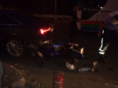 Accident rutier pe Calea Văcăreşti din Capitală, un motociclist fiind prins sub un autoturism