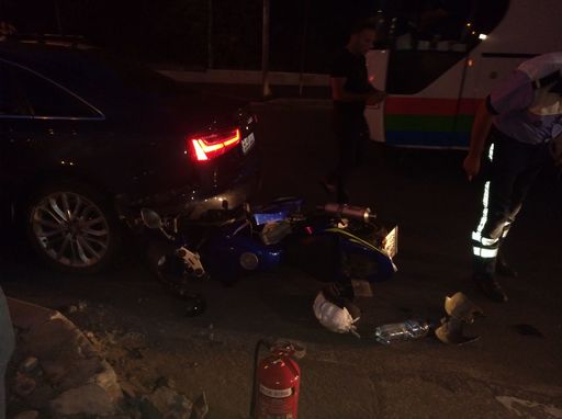 Accident rutier pe Calea Văcăreşti din Capitală, un motociclist fiind prins sub un autoturism