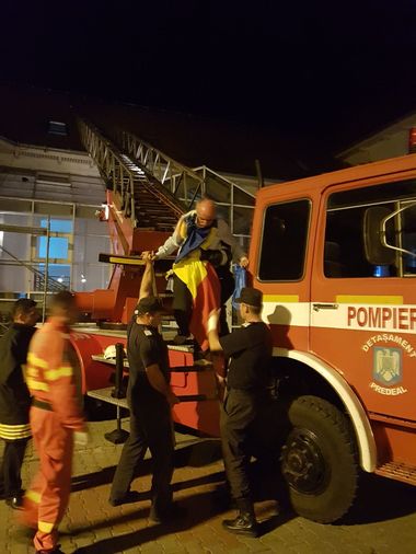 Un bărbat s-a urcat pe acoperişul Tribunalului Braşov, fiind convins să coboare după şapte ore de către vicepreşedintele instanţei