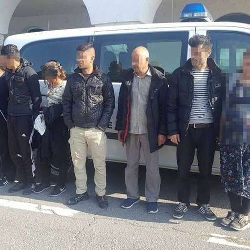 Nouă cetăţeni din Irak şi Maroc care au încercat să iasă ilegal din ţară călăuziţi de un bulgar, opriţi la frontiera cu Ungaria. VIDEO