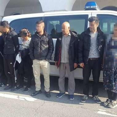 Opt cetăţeni din Irak şi Iran, care intenţionau să treacă pe jos graniţa în Ungaria, opriţi la intrare în Nădlac - VIDEO