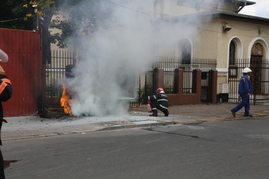 Trei case din Sectorul 5 al Capitalei, cuprinse de un incendiu după ce un transformator electric a luat foc şi a generat avariarea altor transformatoare. FOTO