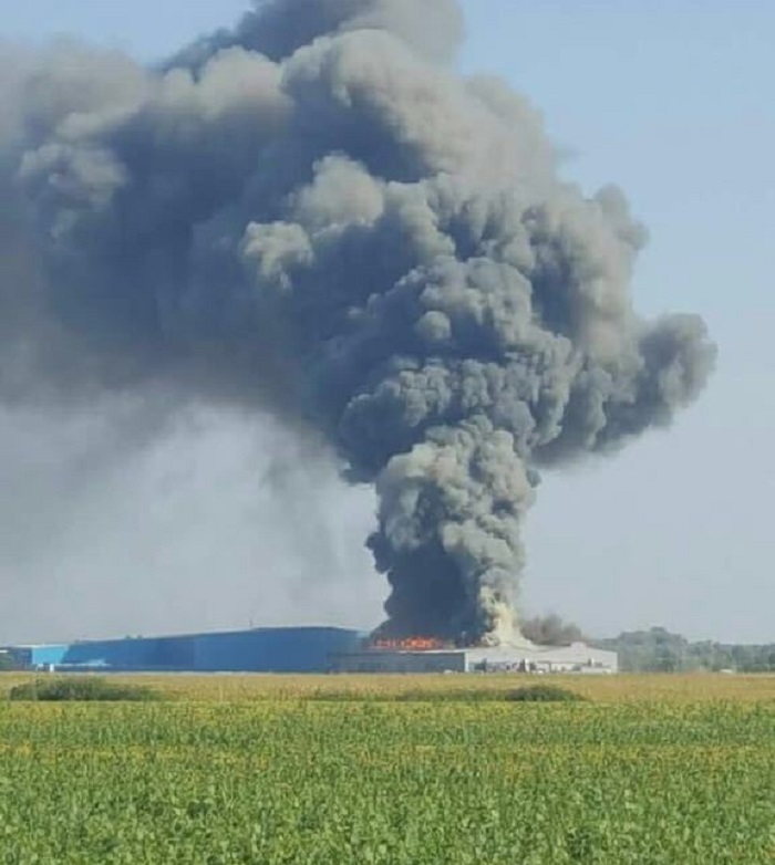 UPDATE - Incendiu puternic la o fabrică din judeţul Timiş, fiind afectată o suprafaţă de cinci mii de metri pătraţi, fără a fi înregistrate victime. FOTO
