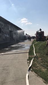 Timiş: Pompierii au reuşit să stingă incendiul izbucnit la turnătoria de aluminiu. O parte din hală s-a prăbuşit