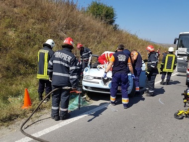 Braşov: Doi răniţi, după ce un autocar în care se aflau 23 de persoane s-a lovit de un autoturism pe DN 13