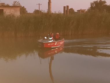 Tulcea: Pompierii au intervenit pentru salvarea a trei persoane care au căzut dintr-o barcă. Un bărbat este dat dispărut