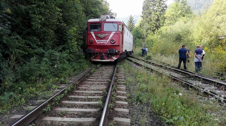 Circulaţie feroviară întreruptă între Bicsadu Oltului şi Băile Tuşnad, după ce o osie a locomotivei unui tren Braşov-Budapesta a deraiat